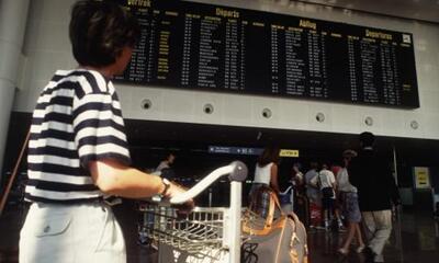 Vrouw in luchthaven